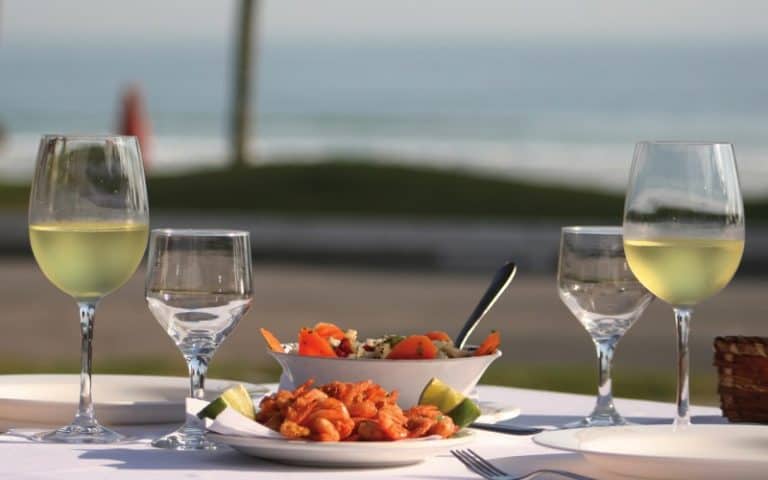 Restaurante à beira mar em Guarujá é ideal para quem gosta de pratos caprichados e frutos do mar