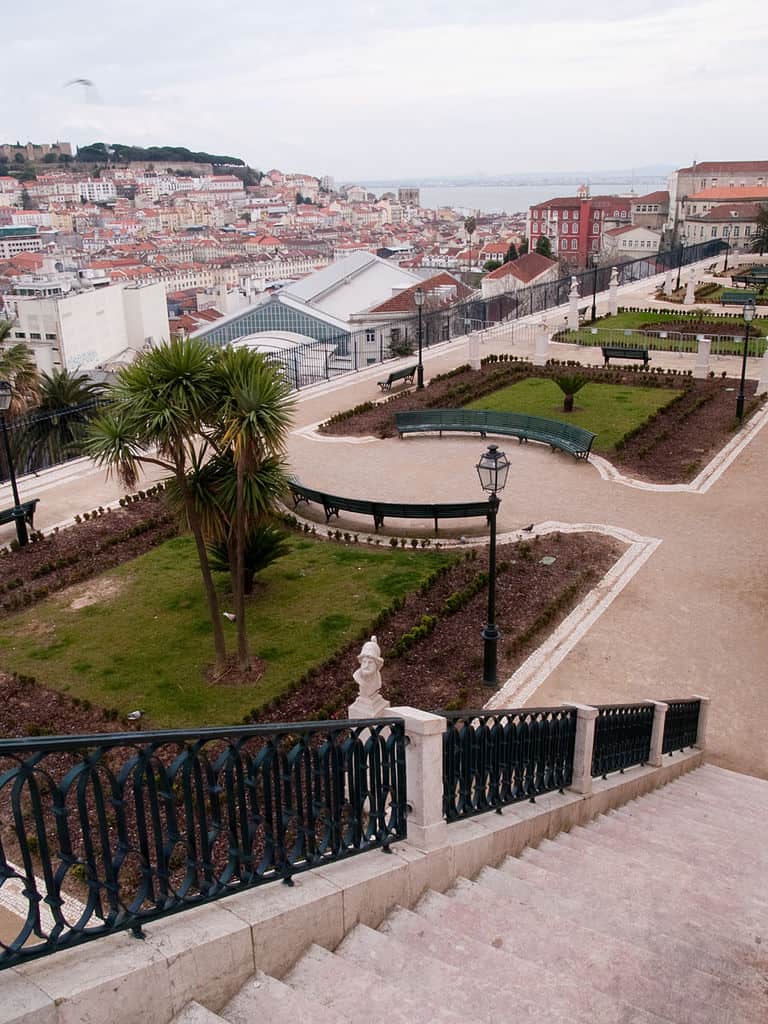 Escadaria que liga os dois níveis do Jardim de São Pedro de Alcântara, em Lisboa. Foto CC BY-SA 2.0 Philip Sheldrake