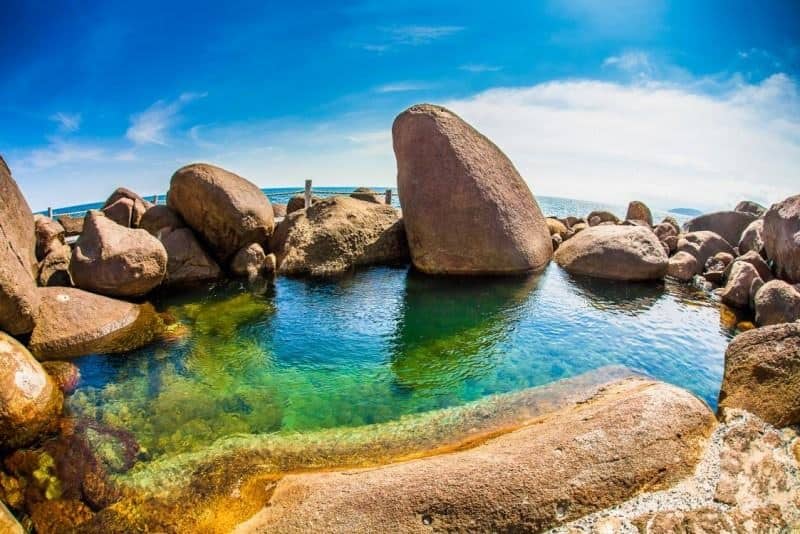 Piscina natural escondida em Ilhabela é perfeita para curtir com os amigos