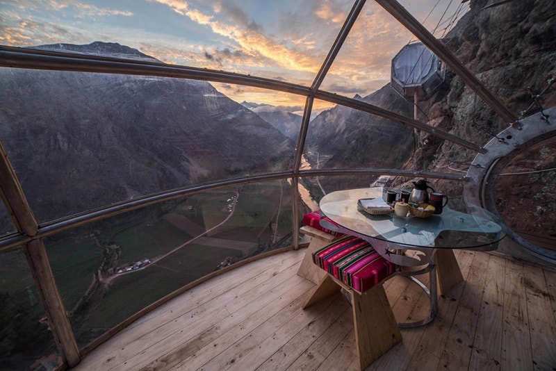 Este hotel de vidro cravado na montanha do Vale Sagrado no Peru é incrível