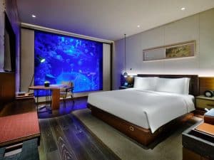 Hotel de luxo em Xangai tem cachoeira e suítes cercadas por tanques de peixes