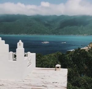 De frente para o mar, casa no Pontal do Atalaia parece um pedaço da Grécia