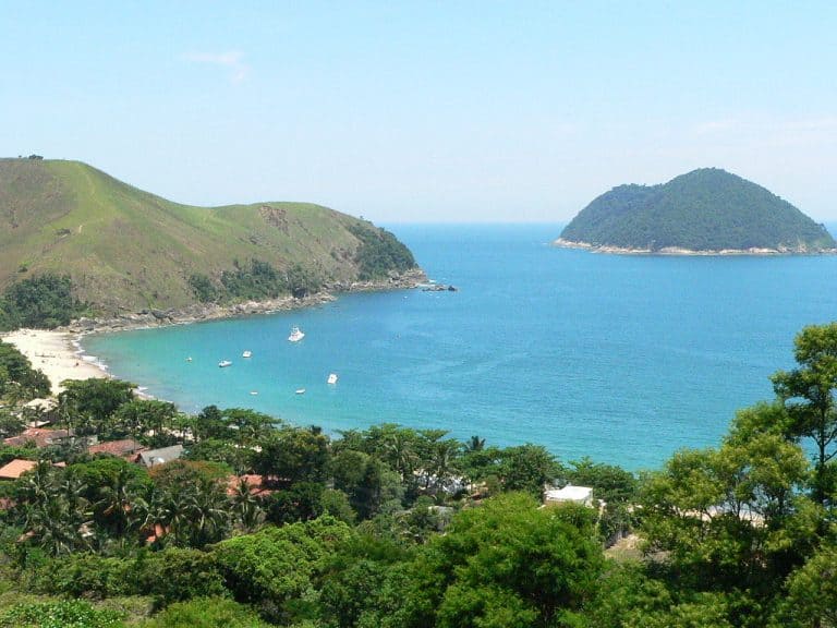 Os encantos de São Sebastião, no litoral paulista: são 100 km de praias e natureza linda
