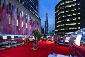 Hotel estiloso em Melbourne tem quartos em trailers na cobertura de um prédio