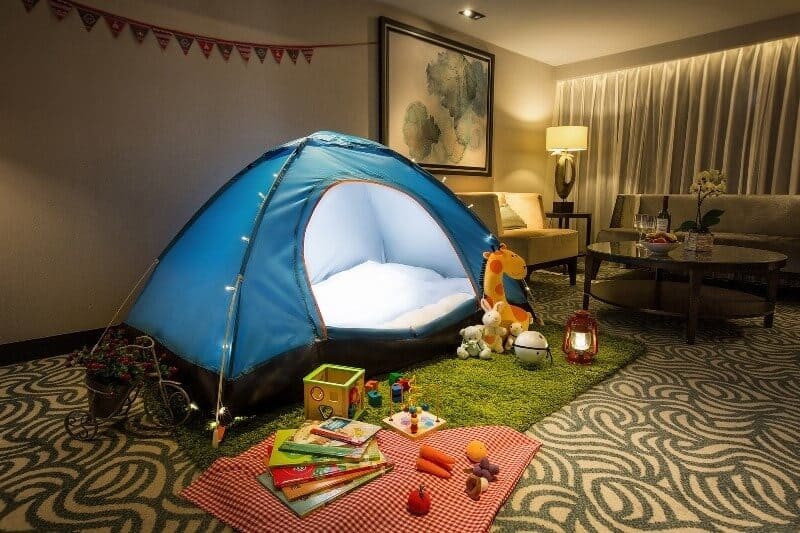 Que tal acampar dentro de casa? Crie um camping em sua sala