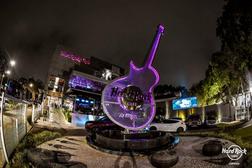 Hard Rock Cafe: restaurante com hamburgão, drinks e música boa