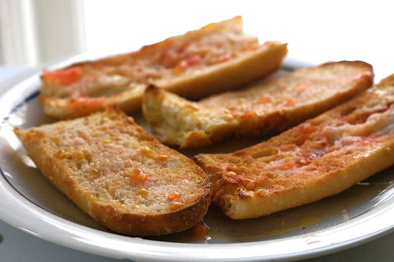 Porção de tapas de pão com tomate
