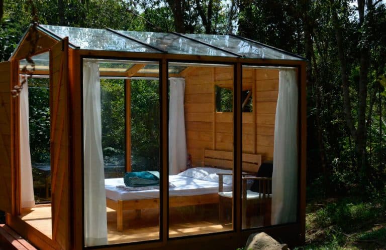 Durma em uma cabana de vidro em meio à uma floresta remota na serra de SC