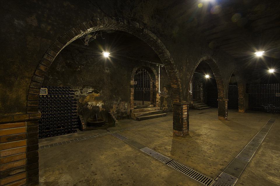 Galeria subterrânea em uma vinícola em Portugal