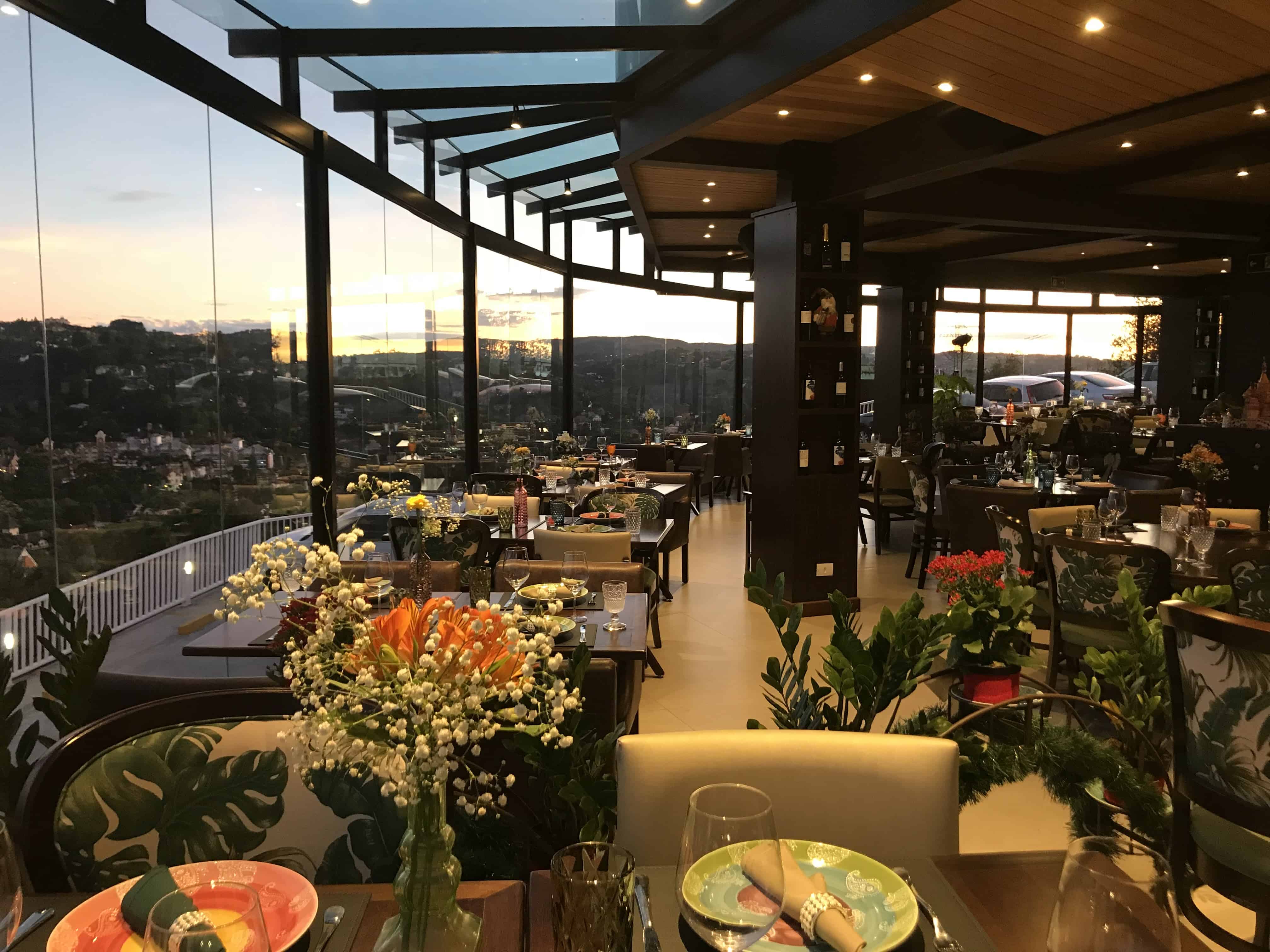 Restaurante Bella Vista tem alta gastronomia e visão panorâmica de