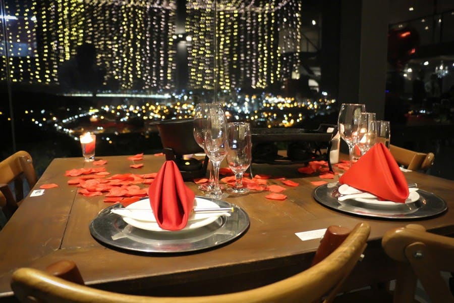 Com vista para a Costa Esmeralda, restaurante em SC é perfeito para um jantar romântico
