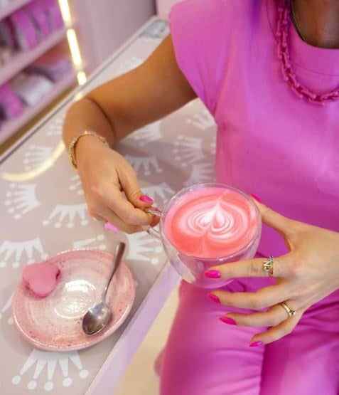 Cafeteria em São Paulo aposta em cor de rosa do café ao macarrão