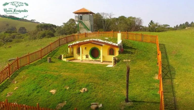 Casa estilo Hobbit para se hospedar pertinho de Curitiba