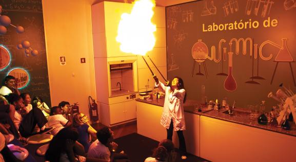 Com experiências interativas o laboratório de química tem muitos aprendizados. 