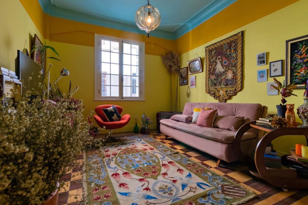 Sala super decorada do Airbnb