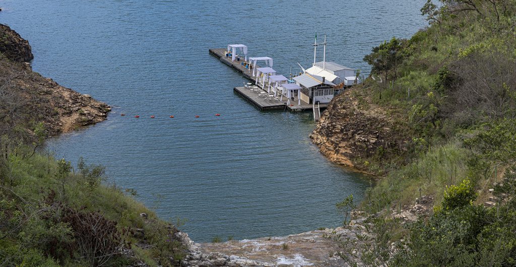 Aquabar, bar flutuante, na Cachoeira Lagoa Azul em Capitólio/Foto: Divulgação Lagoa Azul turismo