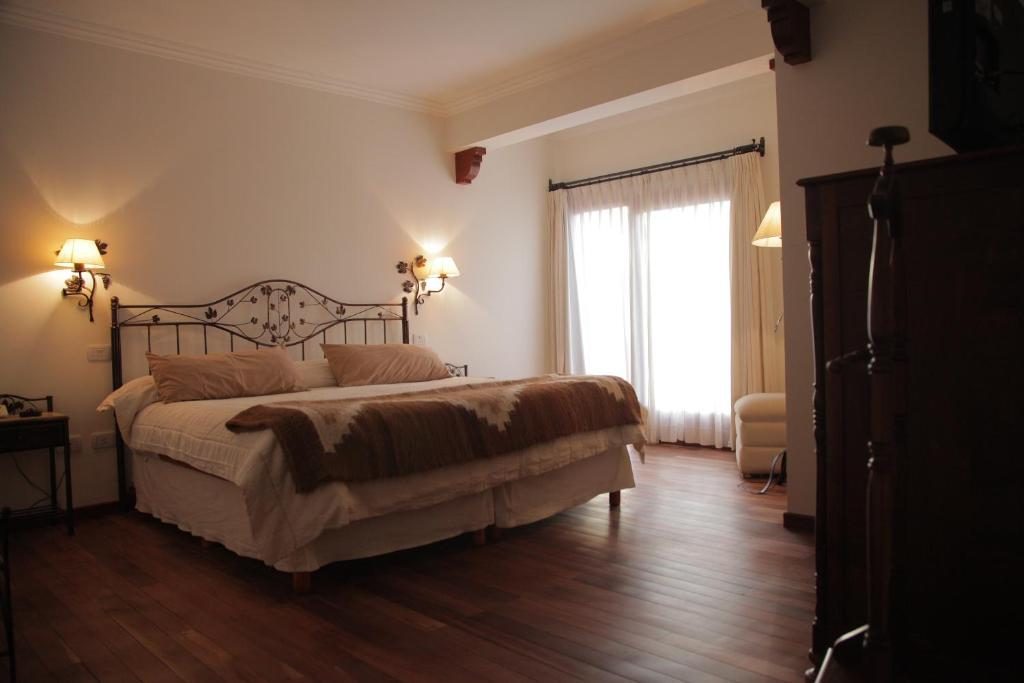  Os amplos quartos desta hospedagem em Cafayate são muito elogiados nas redes sociais do hotel/Foto: Booking