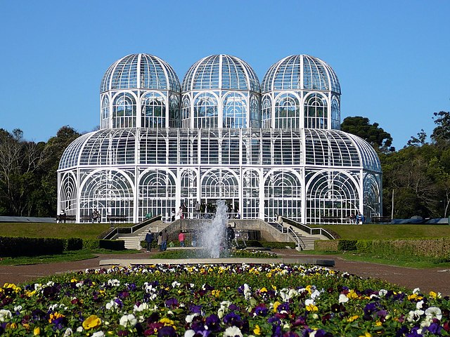 O Jardim Botânico em Curitiba oferece uma experiência sensorial que pode ser contratada localmente/Foto: Wikimedia Commons 