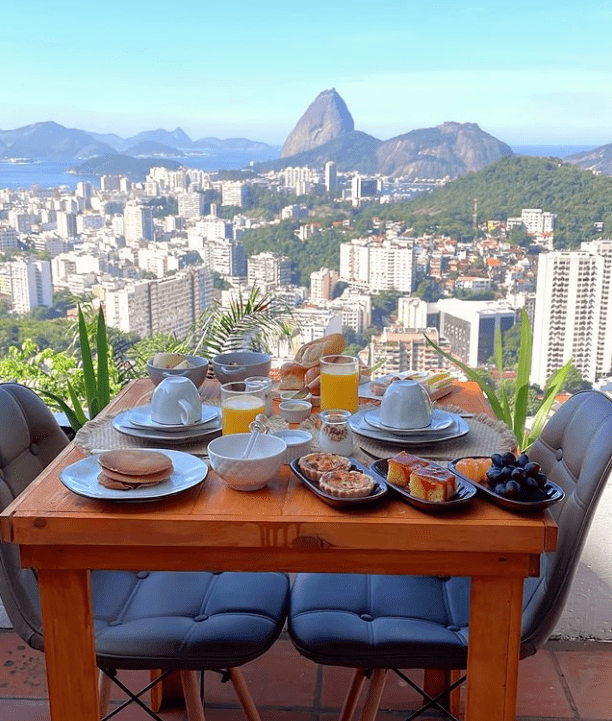 Café da manhã com vista incrível panorâmica do Rio, no meio da natureza