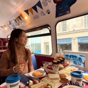 Que tal um chá da tarde dentro de um ônibus rodando por Londres?