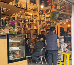 Um cantinho charmoso no Ipiranga em SP que é um sebo, café e sorveteria