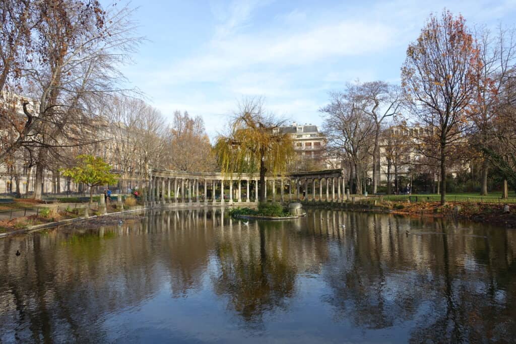 Parc Monceau em Paris: parque frequentado por moradores une cultura e natureza