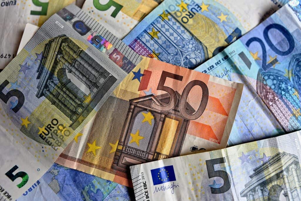 Quantos euros por dia na Europa? Saiba como fazer essa conta
