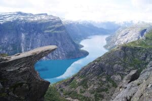 Trolltunga: a trilha mais incrível da Noruega com uma paisagem surreal te espera!