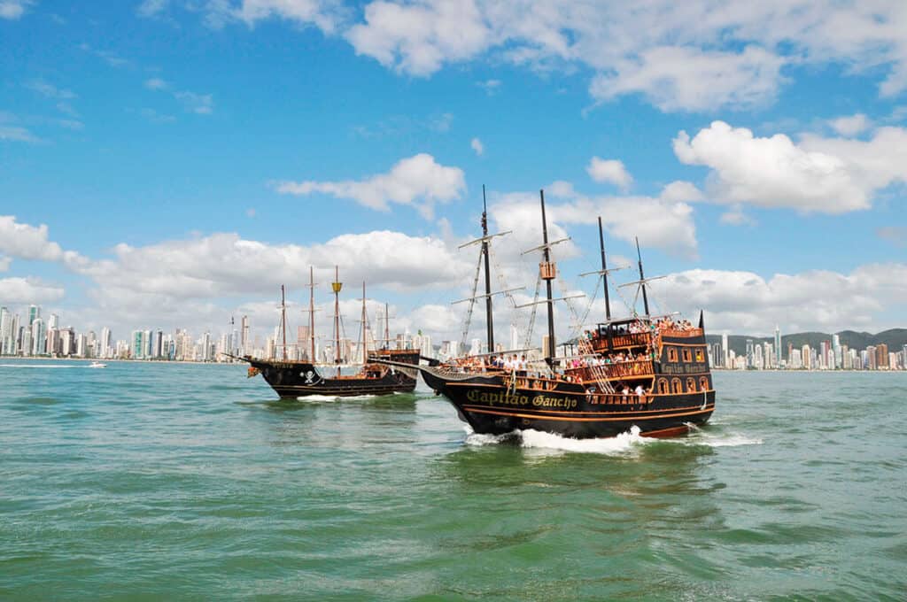 Conheça o passeio Barco Pirata em Balneário Camboriú