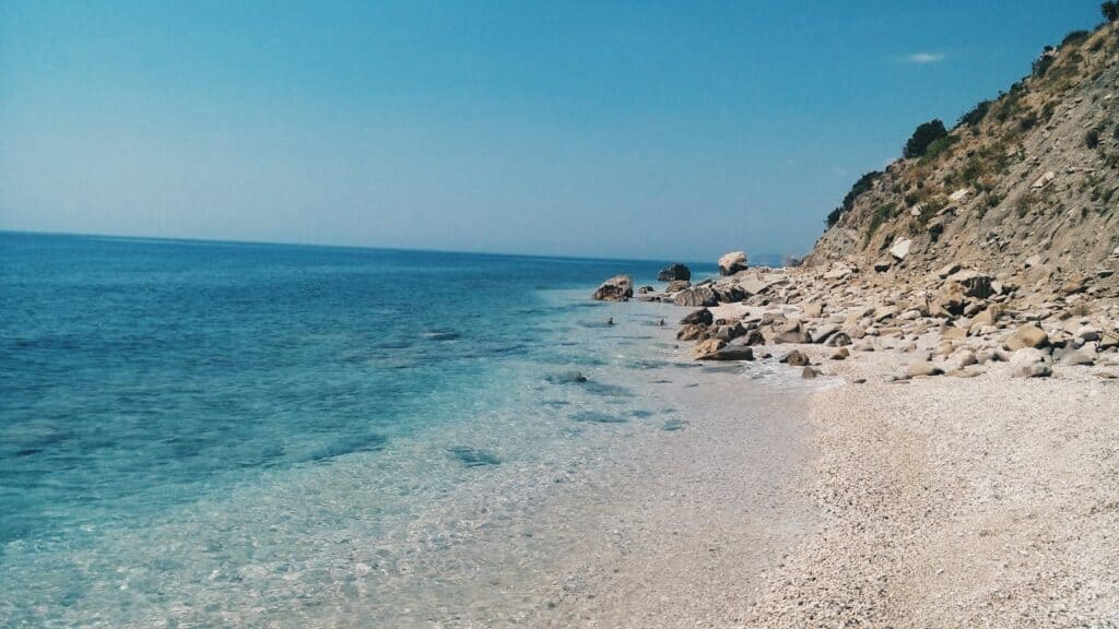 Conheça a Riviera Albanesa e descubra suas praias paradisíacas