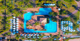 Resort na Praia de Catussaba. Momentos de lazer garantidos por piscinas, quadras de tênis, campo de futebol, espaço de jogos e mais. Reserve já!