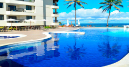Hotel em frente à Praia de Catussaba. Lazer garantido com piscinas com jacuzzi, dois bares e o acesso ao Catussaba Resort. Reserve já no Zarpo!