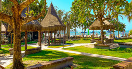 Ubatuba, SP: Hotel em frente à Praia de Toninhas, com café incluso