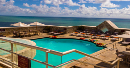 Hotel completo em frente à Praia de Boa Viagem Piscina ao ar livre, no rooftop. Academia e Room service 24h. Garanta a melhor oferta no Zarpo!