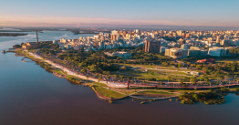 Porto Alegre, RS: Hotel moderno, bem localizado e com café incluso